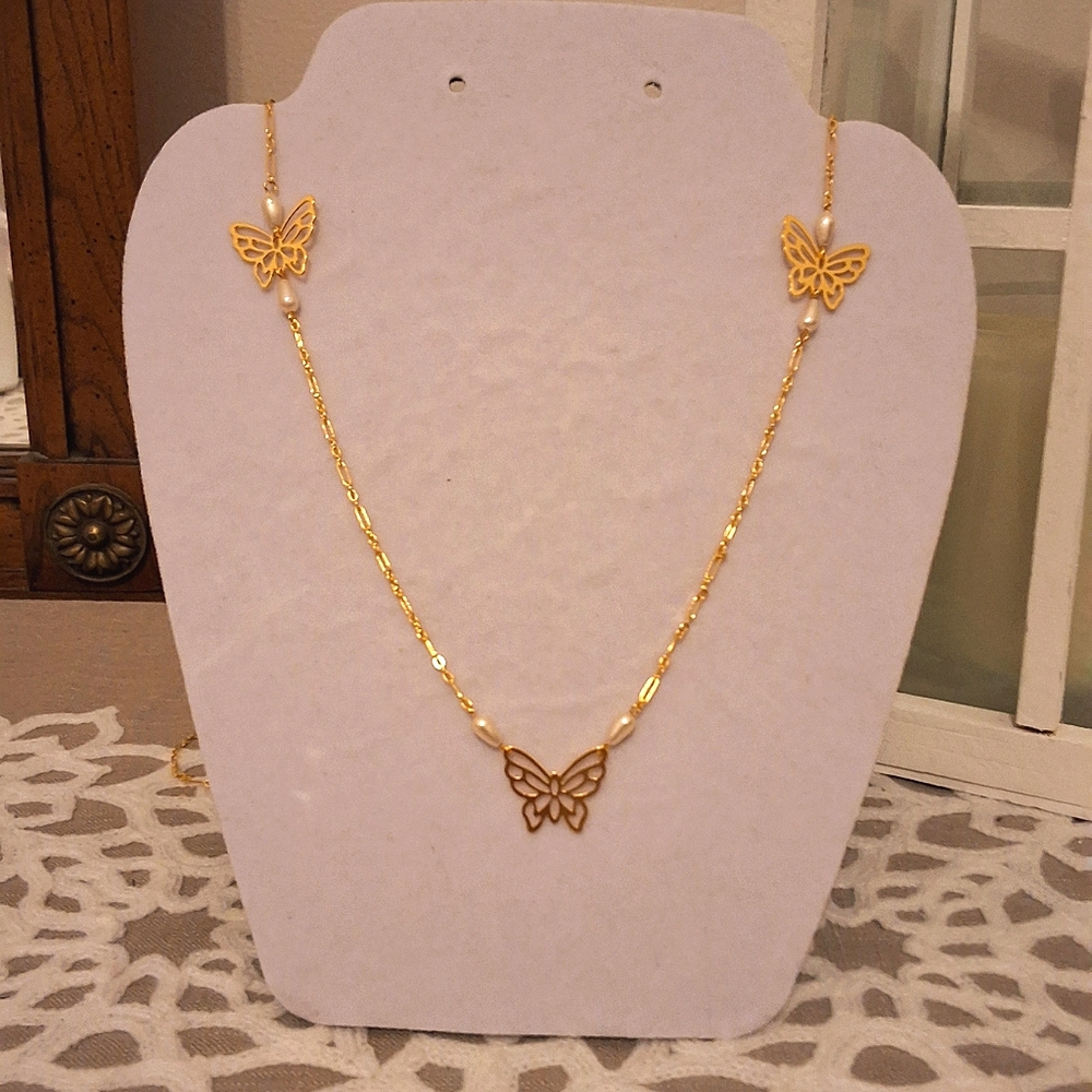 💥SALE💥Beautiful Cutout Butterfly, Gold & Pearl Necklace